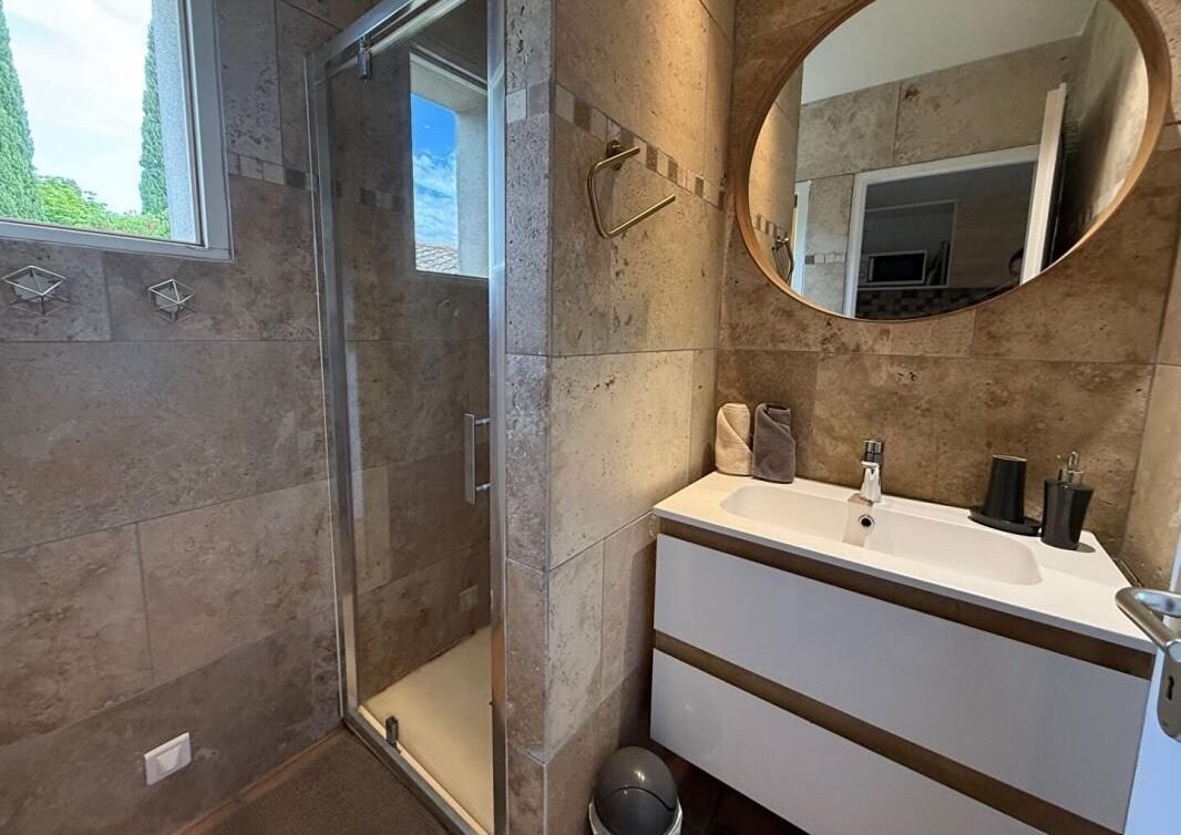 Douche, séchoir à cheveux, serviettes fournies, papier de toilette
