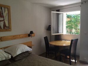 Iron/ironing board, free WiFi, bed sheets - Air-conditioned Mazet de Marius in the secure residence Les Jardins de Fontanille (Saint-Rémy-de-Provence)