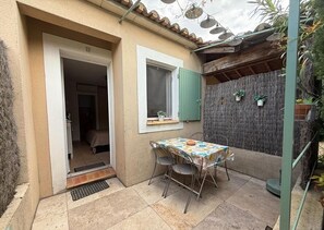 Outdoor dining - Air-conditioned Mazet de Marius in the secure residence Les Jardins de Fontanille (Saint-Rémy-de-Provence)