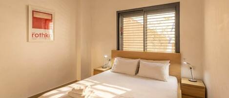 Desk, iron/ironing board, travel cot, WiFi