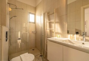 Shower, hair dryer, towels, shampoo - 3BR Garden & Cinema · Near Beach | By SweetyGuest (Tel Aviv-Yafo)