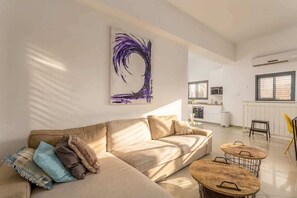 TV, offices - 3BR Garden & Cinema · Near Beach | By SweetyGuest (Tel Aviv-Yafo)