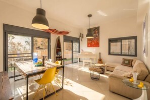 TV, offices - 3BR Garden & Cinema · Near Beach | By SweetyGuest (Tel Aviv-Yafo)