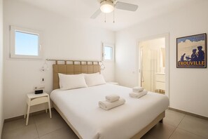 Tabla de planchar con plancha, cuna de viaje, wifi y ropa de cama 
