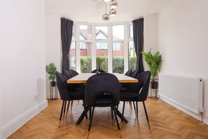 Dining - Spacious, Stylish Stay Near Trafford Centre, Altrincham & Hale (Sale)