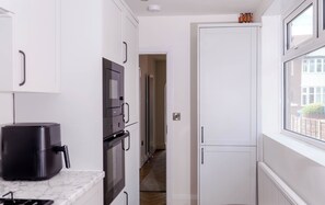 Micro-ondes, four, plaque de cuisson, lave-vaisselle