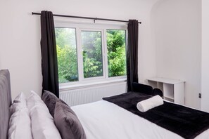 3 bedrooms, iron/ironing board, WiFi, bed sheets - Spacious, Stylish Stay Near Trafford Centre, Altrincham & Hale (Sale)