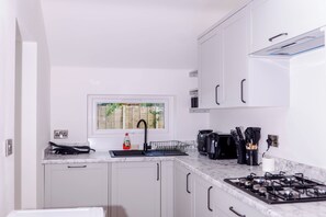 Microwave, oven, stovetop, dishwasher - Spacious, Stylish Stay Near Trafford Centre, Altrincham & Hale (Sale)