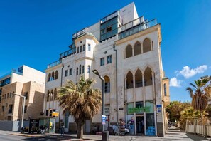 Exterior - Superb Beach Side 2BR/2BR Apt | By SweetyGuest (Tel Aviv-Yafo)
