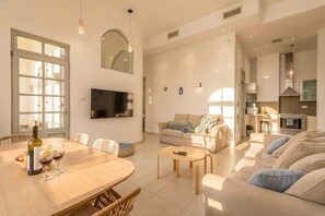 TV, offices - Superb Beach Side 2BR/2BR Apt | By SweetyGuest (Tel Aviv-Yafo)