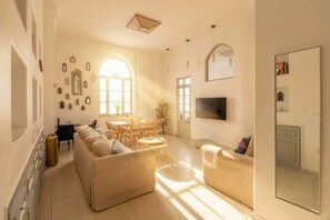 TV, offices - Superb Beach Side 2BR/2BR Apt | By SweetyGuest (Tel Aviv-Yafo)