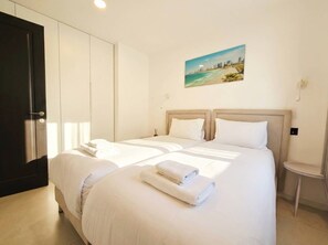 3 bedrooms, iron/ironing board, travel cot, WiFi - Stunning #TLV Rooftop 3BR/2BA | By SweetyGuest (Tel Aviv-Yafo)