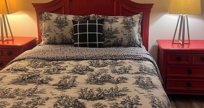 Cozy 4-bedroom bed & breakfast in tranquil Lauderhill with AC