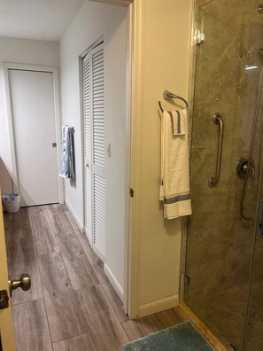 Dusche, Haartrockner, Handtücher, Seife