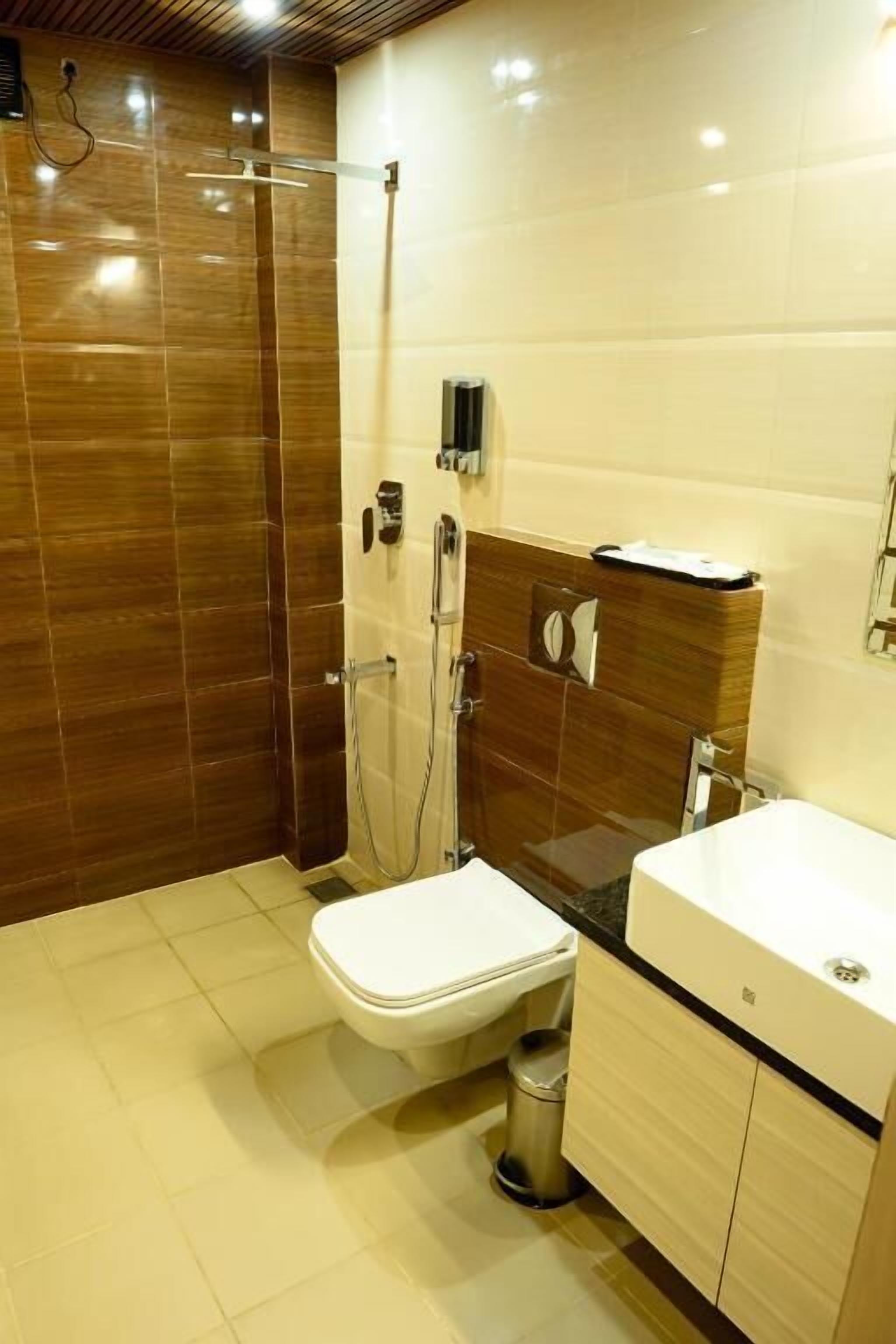 Ein modernes Badezimmer mit Dusche, Toilette und Waschtisch.