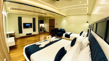 Familiekamer | Een kluis op de kamer, een bureau, een laptopwerkplek, gratis wifi