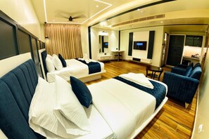 ห้องแฟมิลี่ | ตู้นิรภัยในห้องพัก, โต๊ะทำงาน, พื้นที่ทำงานแบบใช้แล็ปท็อป, Wi-Fi ฟรี