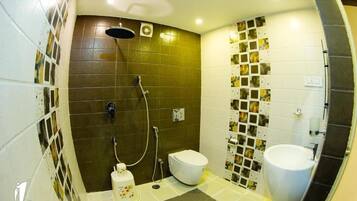 Artículos de tocador gratuitos, secador de pelo, toallas, jabón