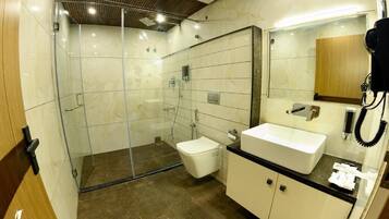 Ilmaiset hygieniatuotteet, hiustenkuivaaja, pyyhkeet, saippua