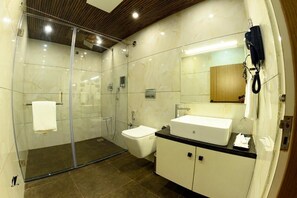 奢华开间, 城市景观 | 浴室 | 淋浴设施、免费洗浴用品、毛巾、肥皂