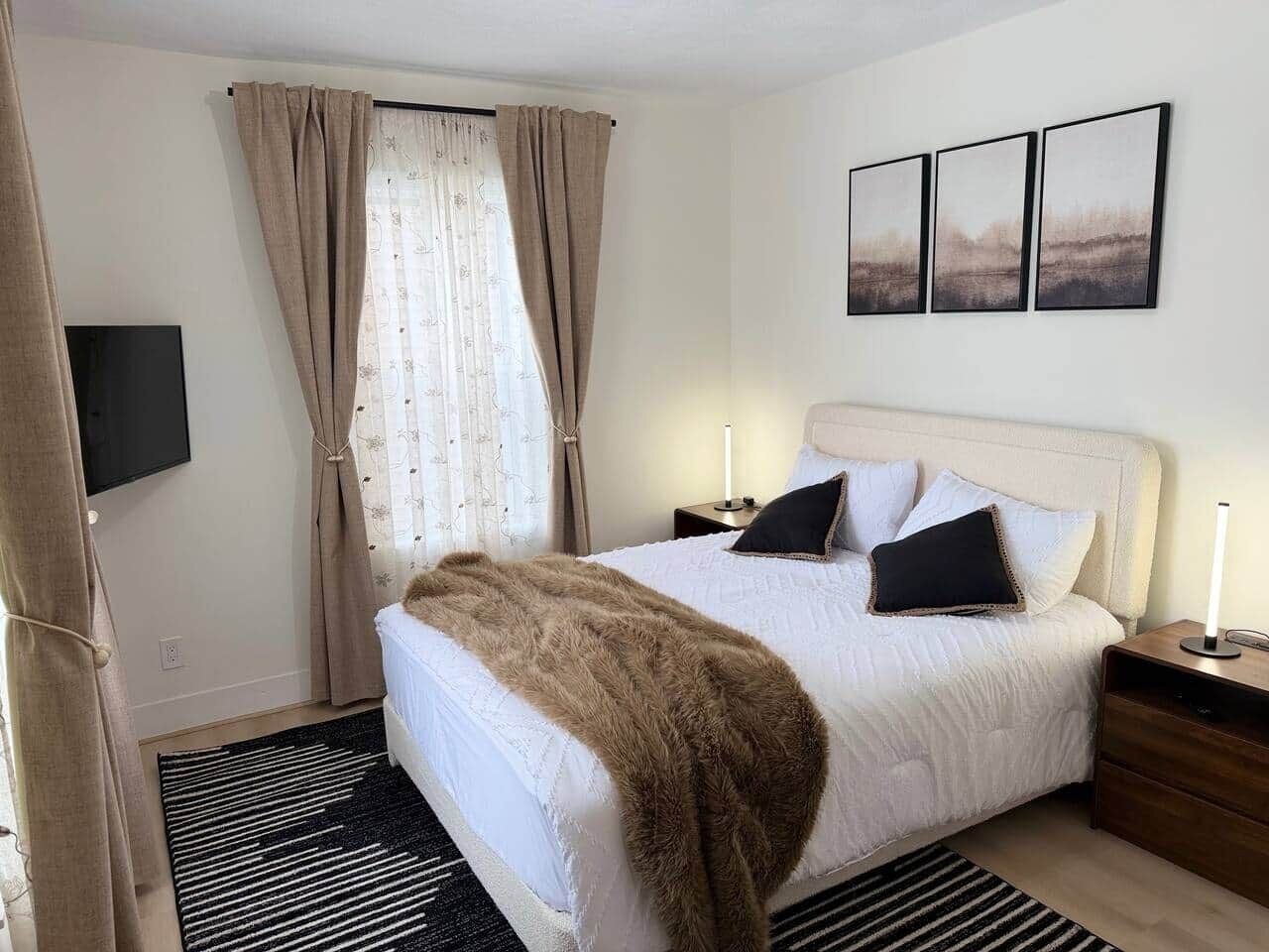 Tabla de planchar con plancha, wifi y ropa de cama 