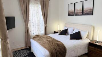 Tabla de planchar con plancha, wifi y ropa de cama