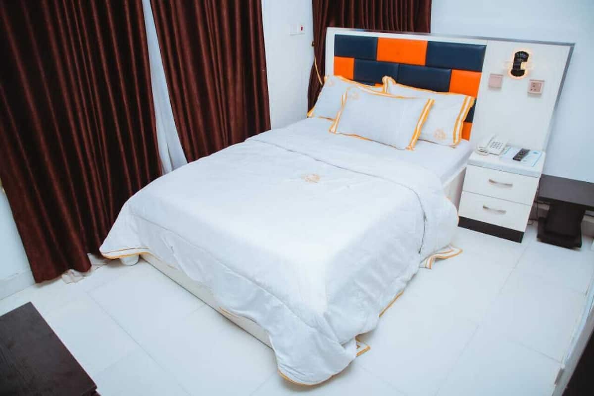 Chambre Simple Standard | Coffres-forts dans les chambres, chambres insonorisées, Wi-Fi gratuit