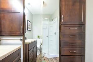 Shower, hair dryer, towels, soap - Tranquil 2-bedroom house with AC in charming Zanesfield (Zanesfield)
