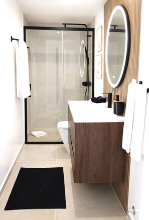Douche, sèche-cheveux, serviettes fournies, savon