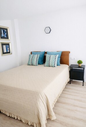 2 chambres, fer et planche à repasser, Wi-Fi, draps fournis