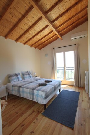 Tabla de planchar con plancha, wifi y ropa de cama 