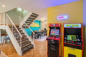 Games room - Walk to Old Town! Pool, Arcade & Mini Golf - 6 beds (Scottsdale)