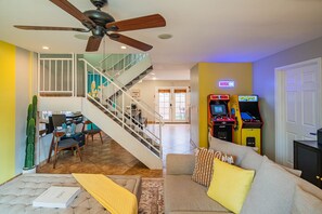 TV - Walk to Old Town! Pool, Arcade & Mini Golf - 6 beds (Scottsdale)
