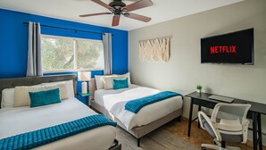 Room - Walk to Old Town! Pool, Arcade & Mini Golf - 6 beds (Scottsdale)