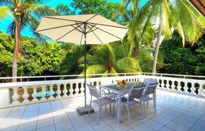 Outdoor dining - Domaine de la Grande Fontaine (Saint-Paul)