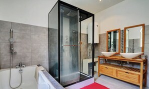 Shower, hair dryer, towels - Domaine de la Grande Fontaine (Saint-Paul)