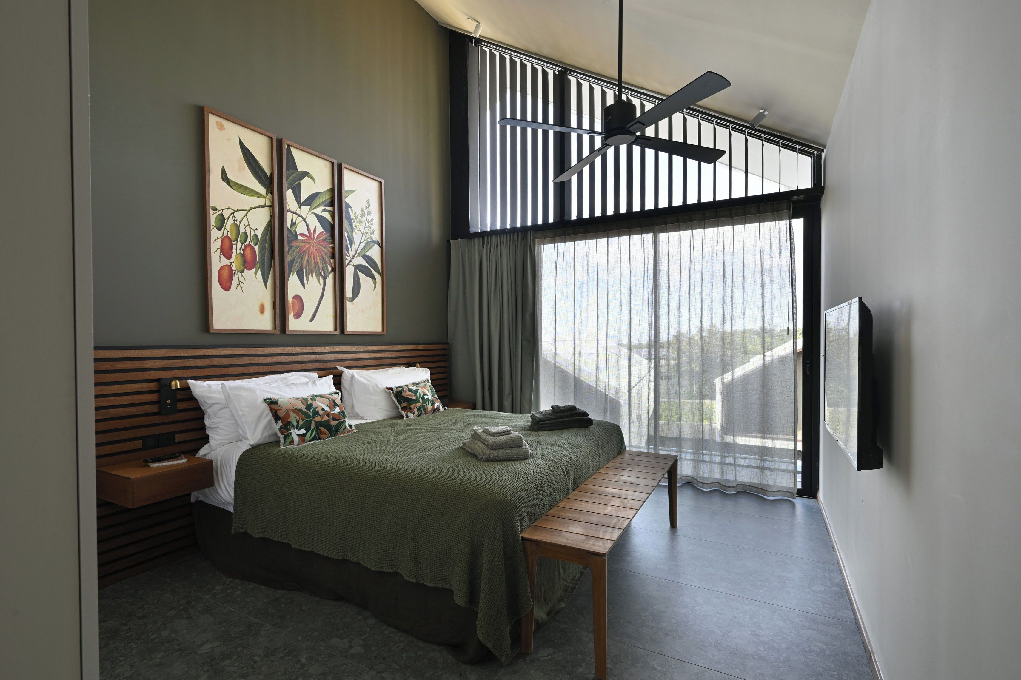 Desk, iron/ironing board, WiFi, bed sheets