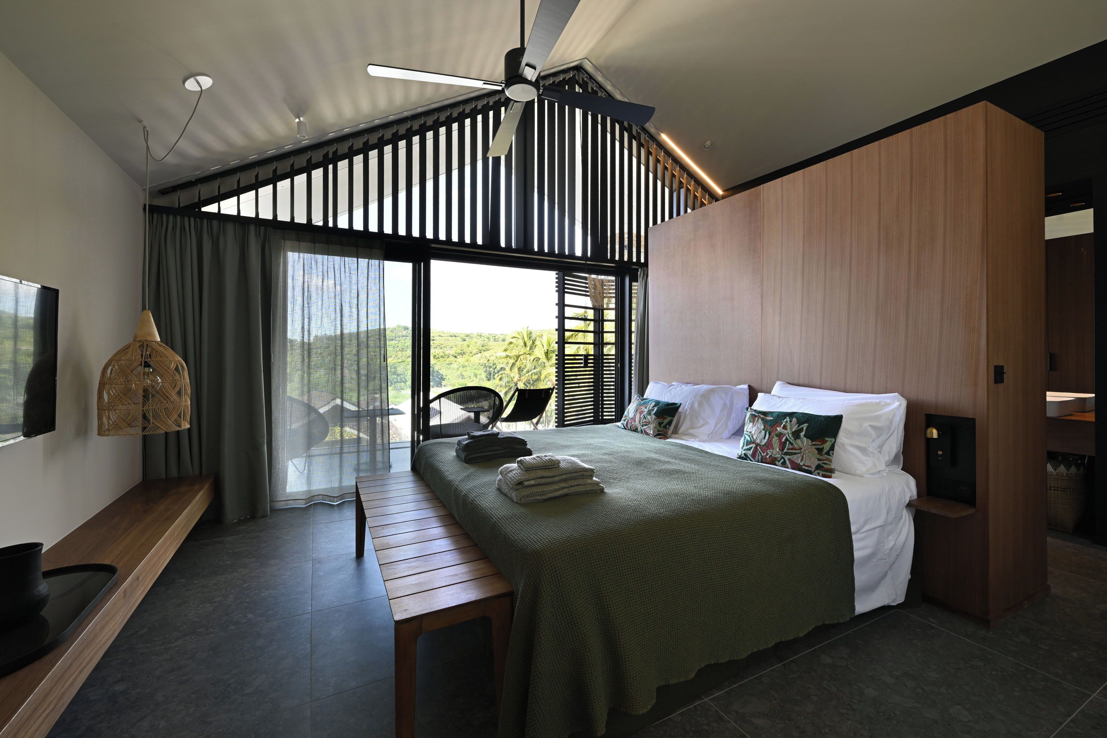 Desk, iron/ironing board, WiFi, bed sheets