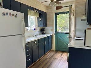 Fridge, microwave, oven, stovetop - Peaceful and Private Lake Escape at the Cottage, Perfect for Quiet Getaways (Evart)