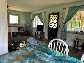TV, DVD player, books - Peaceful and Private Lake Escape at the Cottage, Perfect for Quiet Getaways (Evart)