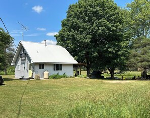 Exterior - Peaceful and Private Lake Escape at the Cottage, Perfect for Quiet Getaways (Evart)