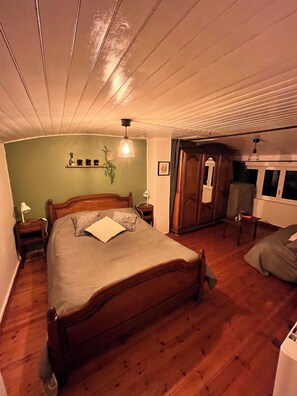 Tabla de planchar con plancha, internet y ropa de cama 