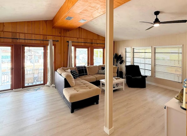 Smart TV - Spacious 3 Bedroom, 2 Bath Canal Home in the Heart of Tavernier (Tavernier)