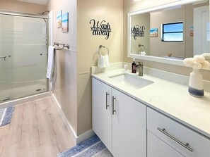 Shower, hair dryer, towels, toilet paper - Spacious 3 Bedroom, 2 Bath Canal Home in the Heart of Tavernier (Tavernier)