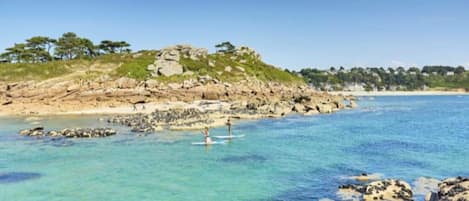 Sulla spiaggia, lettini da mare