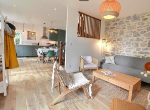 Smart-TV, Kamin, Bücher