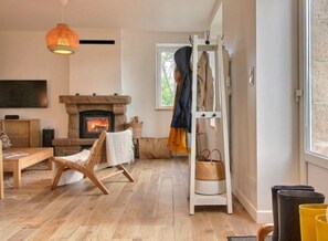 Smart-TV, Kamin, Bücher