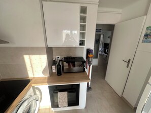 Private kitchen - MAGNIFICENT APARTMENT WITH PARKING IN THE HEART OF ANTIBES (Antibes)