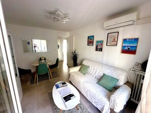 Living area - MAGNIFICENT APARTMENT WITH PARKING IN THE HEART OF ANTIBES (Antibes)