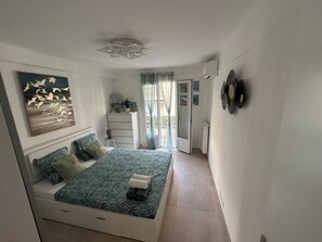 Iron/ironing board, WiFi, bed sheets - MAGNIFICENT APARTMENT WITH PARKING IN THE HEART OF ANTIBES (Antibes)
